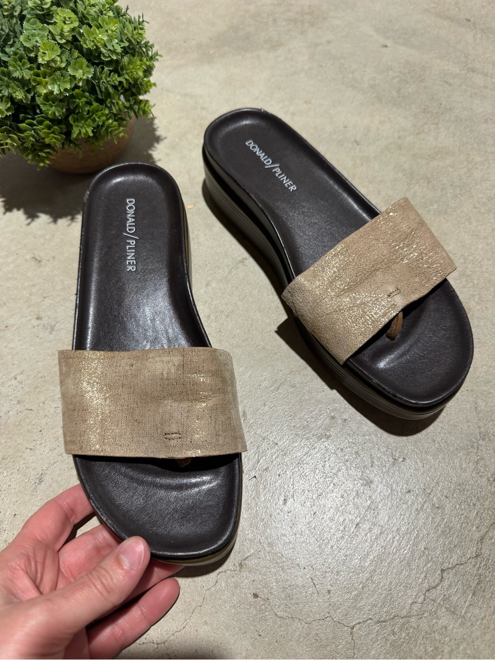 Donald Pliner Fiji Thong Sandals Women Size 7.5 Brown Metallic Vintage Y2K‎
